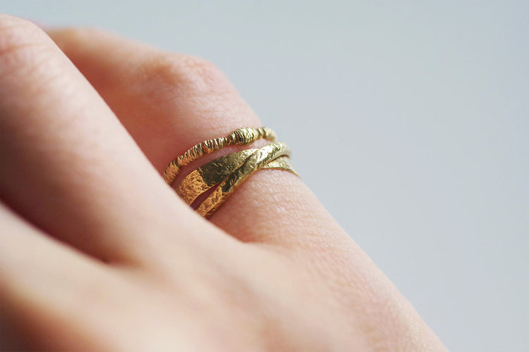 4連になったお守りのピンキーリング