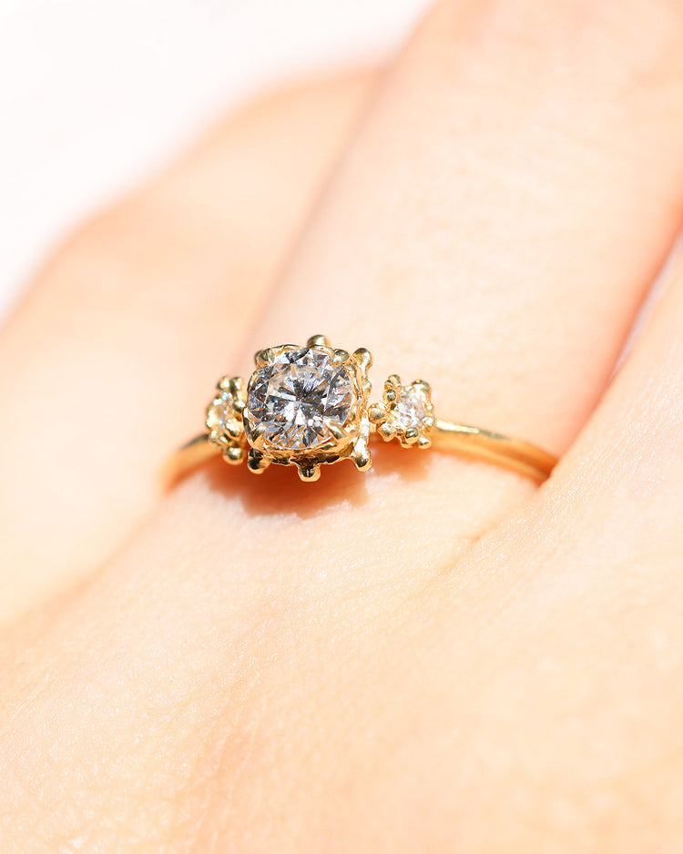 VSクラスのブリリアントカットダイヤモンドをセットしたK18ゴールドのエンゲージリング着用写真