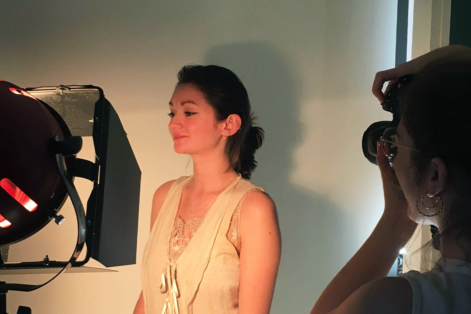 2019年9月にパリのスタジオで行われたモデル撮影風景。