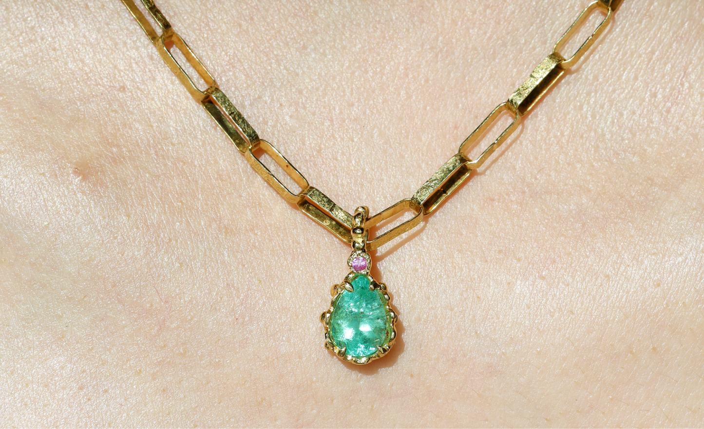 Elizabeth Necklaces Charm - Emerald Sapphire