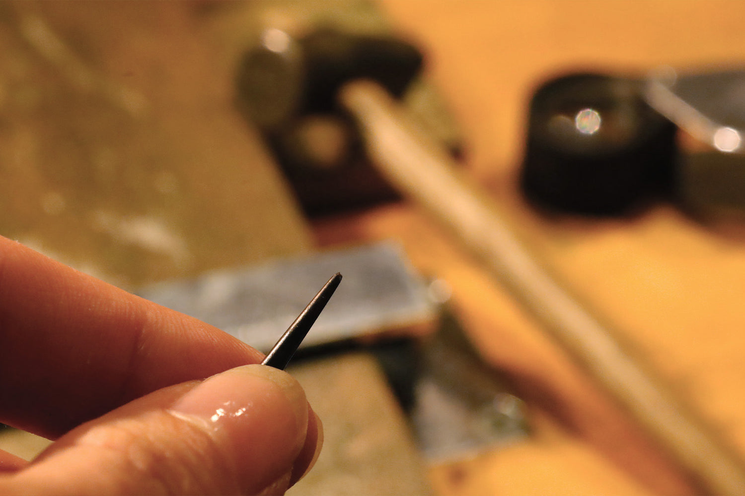 ハンドメイド制作の鏨と工具