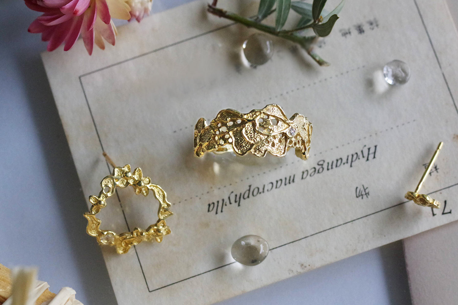 アーティザナルレースのジュエリーとイメージソース、アンティーク標本風