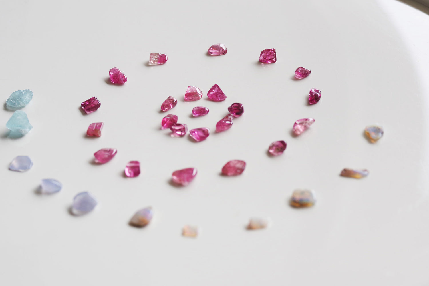 サークル状の美しい天然石の原石