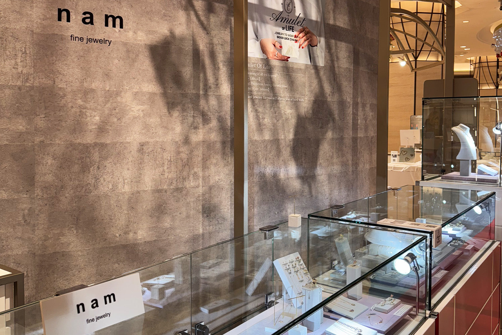 2024年12月の阪急百貨店うめだ本店での期間限定ストア（ポップアップストア）の展示風景　