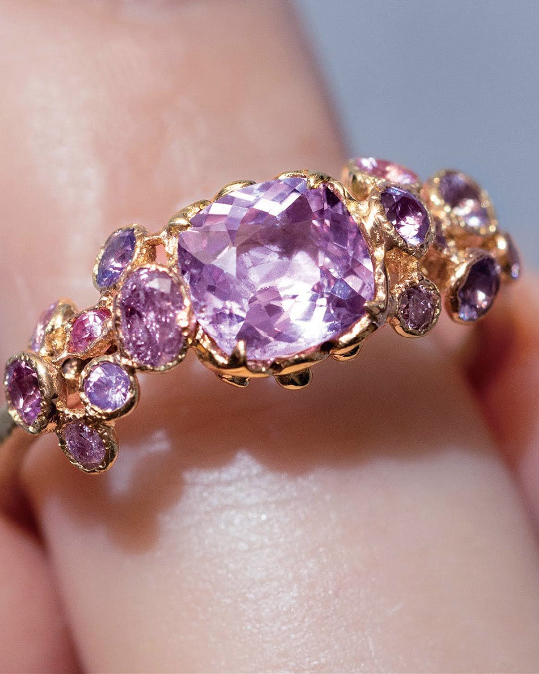 パープルサファイヤリングのクローズアップ