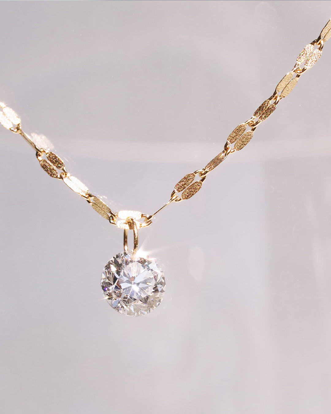 シンプルなダイヤモンドネックレスのクローズアップ