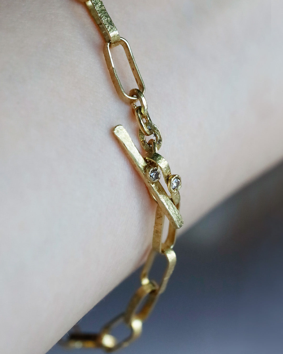 ハンドメイドチェーンブレスレットの着用クローズアップ