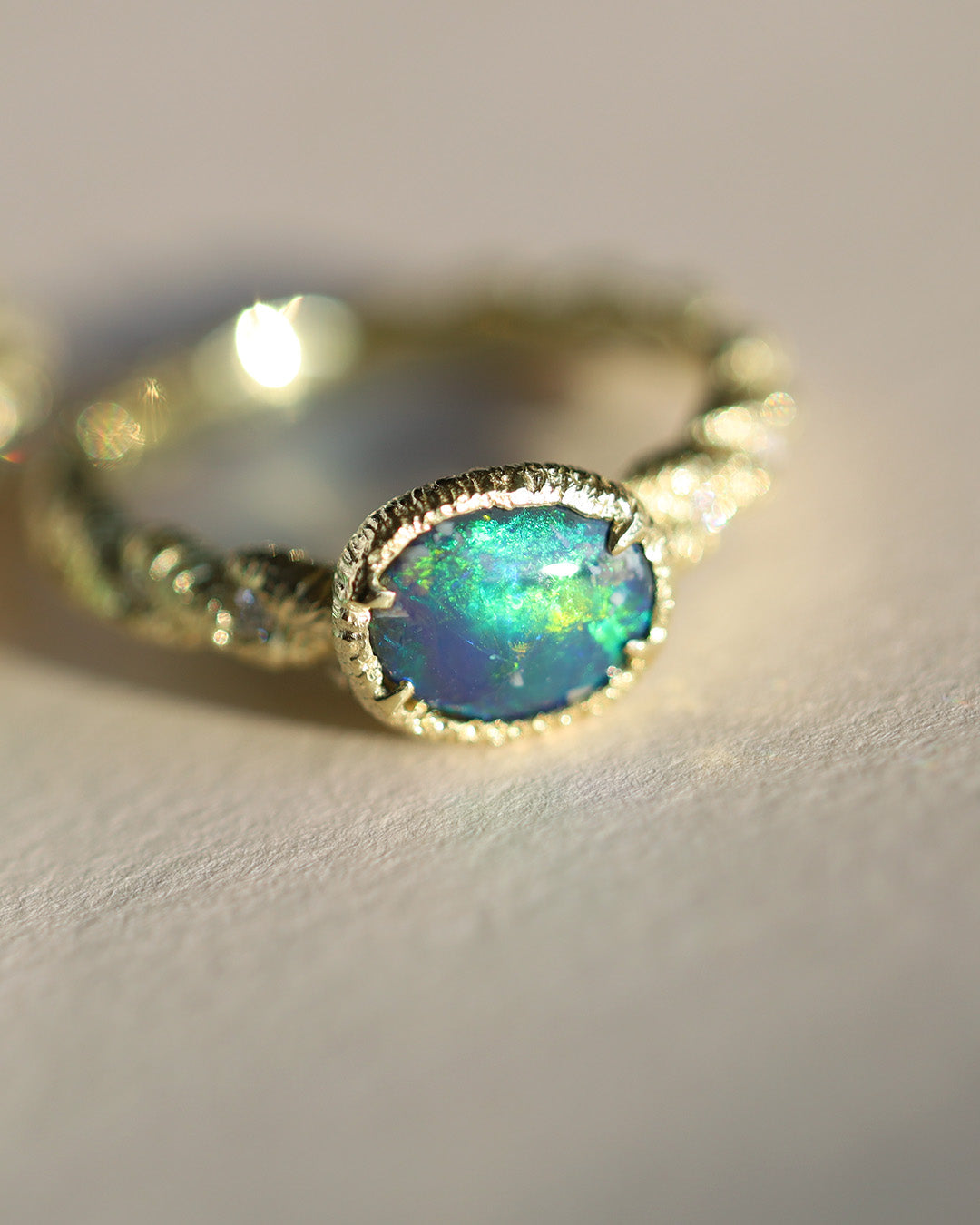 ブラックオパールリングのクローズアップ