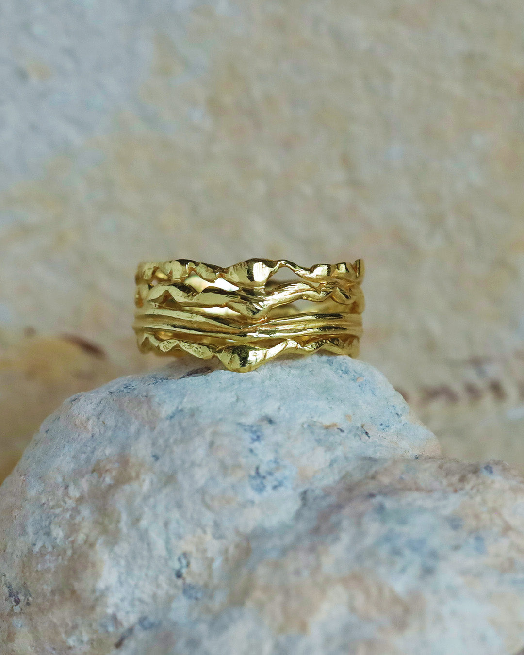 4連になったお守りのピンキーリング