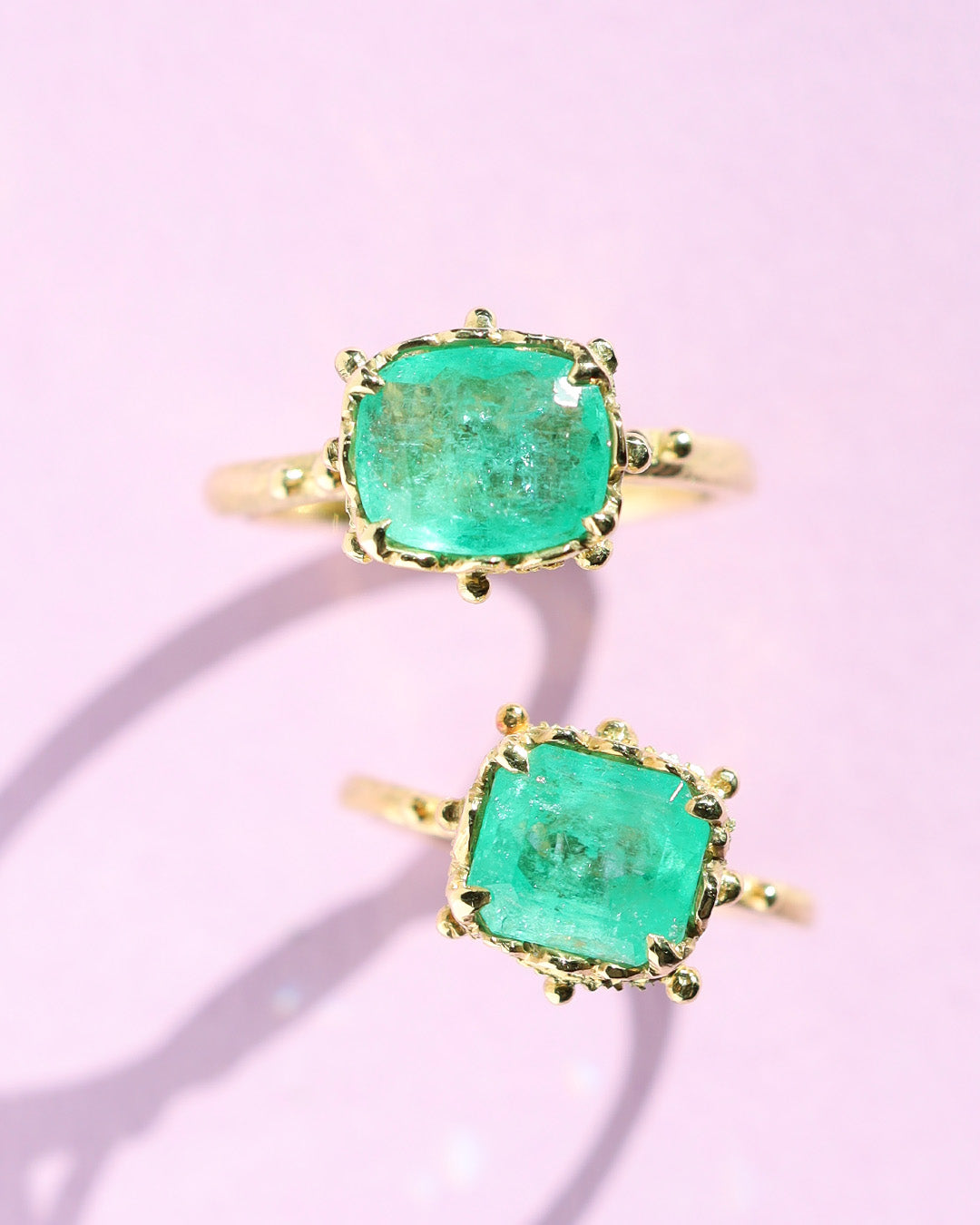 大きな2つのエメラルドリングが並べられている